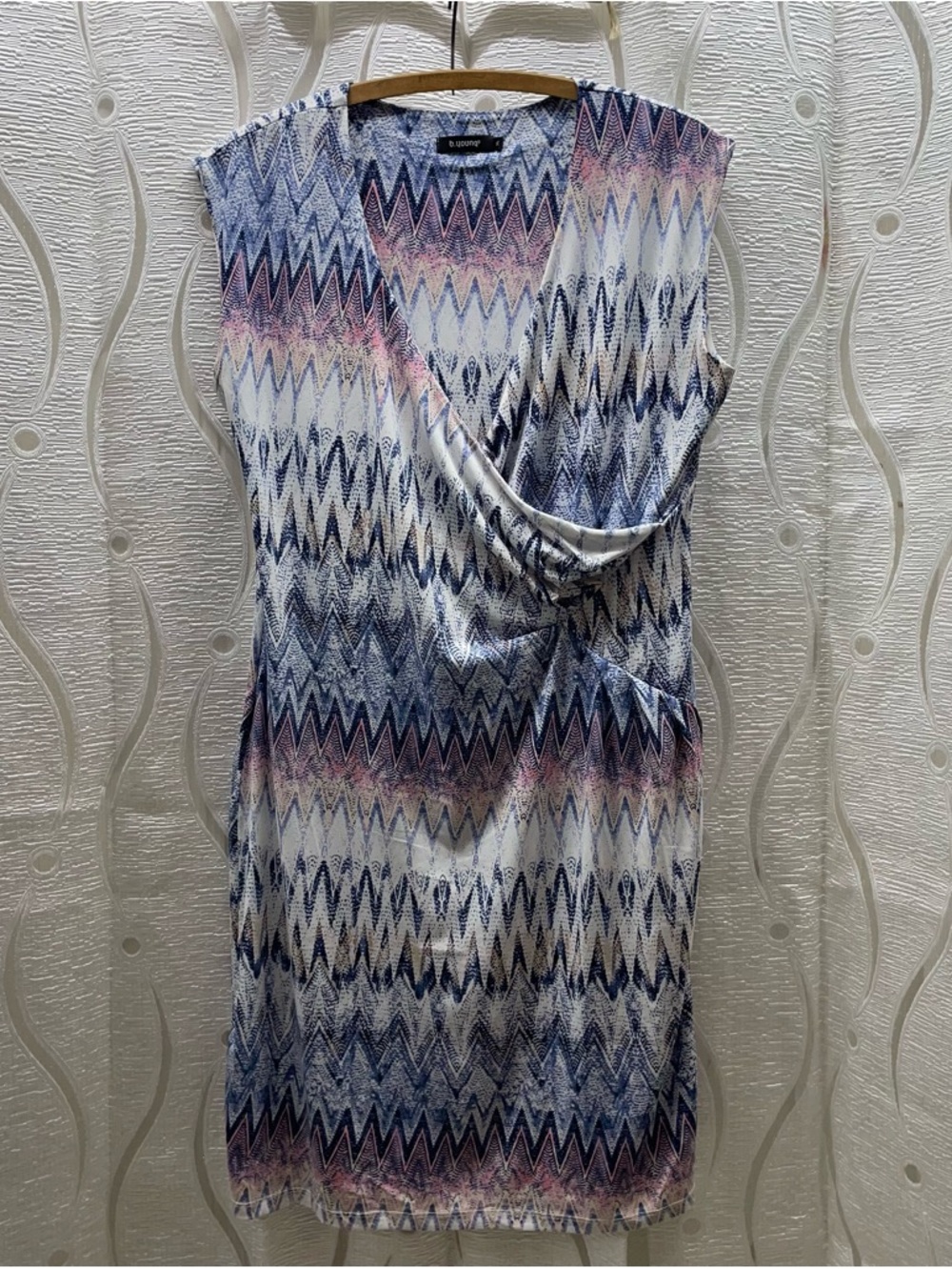 b.young Faux Wrap Dress Womens XL Blue Pink Zigzag Chevron Sleeveless Excellent‎